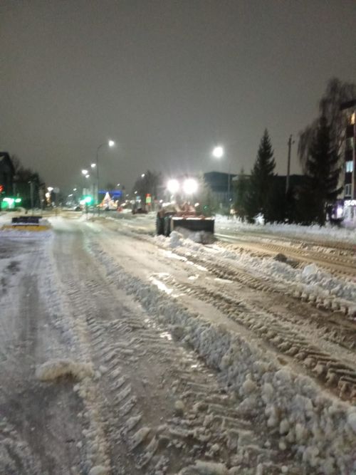 В Нурлате работы по уборке снега продолжаются и ночью