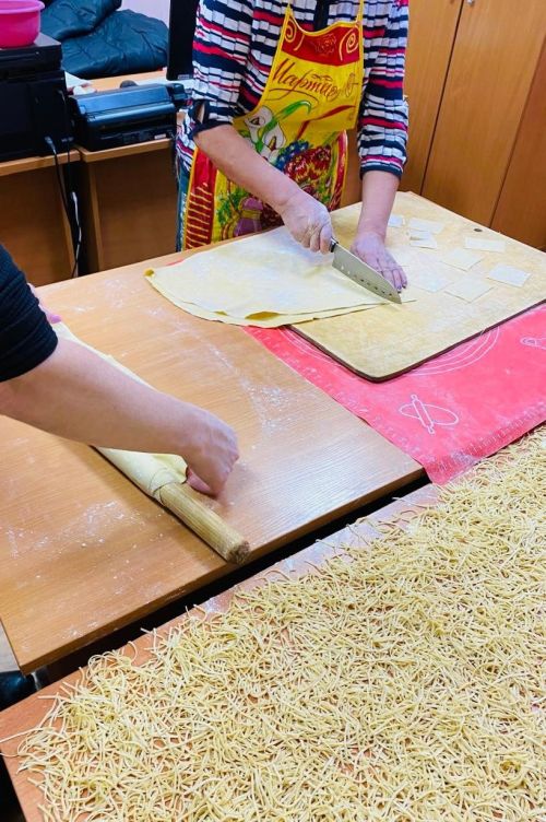 Бурметьевцы начали готовить домашнюю лапшу для бойцов