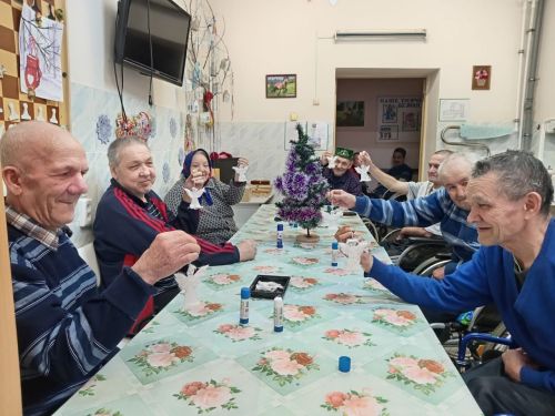 Пожилые Нурлата мастерили Рождественского ангела