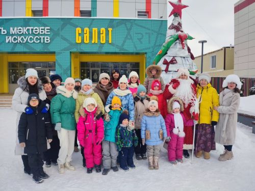 Сегодня в сквере у Нурлатской детской школы искусств «Сэлэт» дети ходили «По следам Нового года»