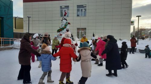 Сегодня в сквере у Нурлатской детской школы искусств «Сэлэт» дети ходили «По следам Нового года»
