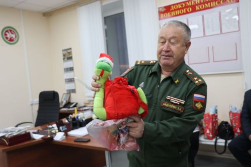 Нурлатский военком вручил подарки детям погибших земляков