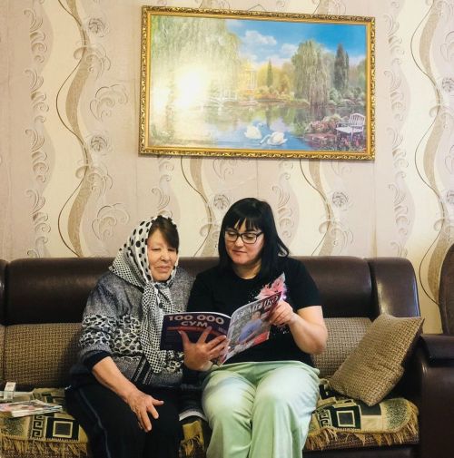Библиотекарь Городского филиала №3 поздравляет пожилых людей с Новым годом