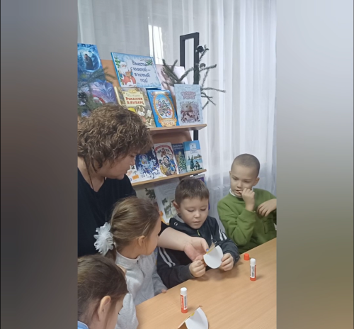 В городском филиале библиотеки №1 в новогодние каникулы состоялся мастер-класс «Новогодний снеговик»