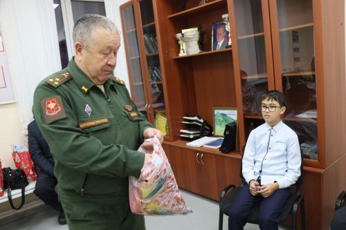 Нурлатский военком вручил подарки детям погибших земляков