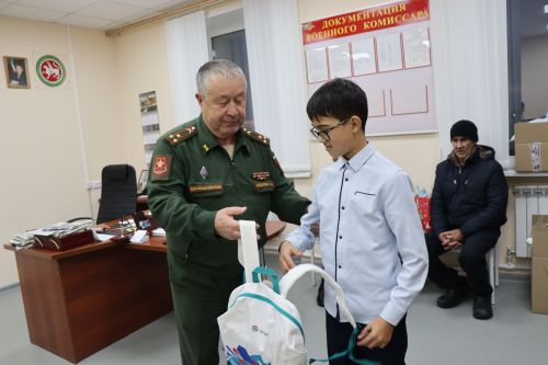 Нурлатский военком вручил подарки детям погибших земляков