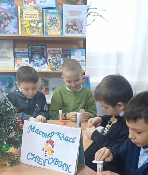 В городском филиале библиотеки №1 в новогодние каникулы состоялся мастер-класс «Новогодний снеговик»