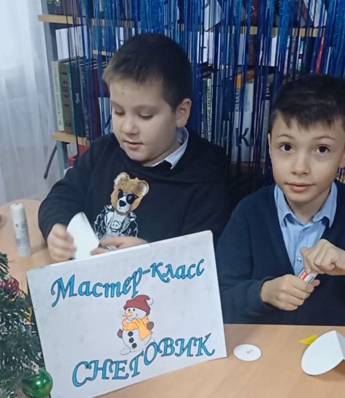 В городском филиале библиотеки №1 в новогодние каникулы состоялся мастер-класс «Новогодний снеговик»
