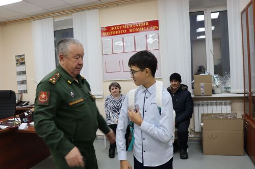 Нурлатский военком вручил подарки детям погибших земляков