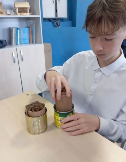 Юные пожарные Мамыковской школы дарят «Окопные свечи» защитникам