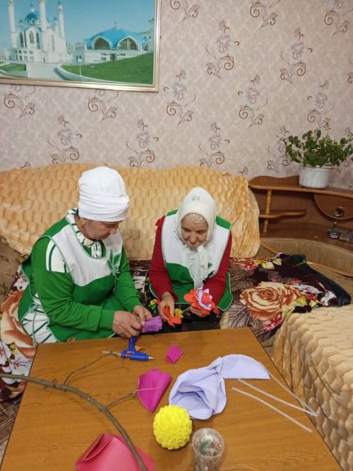 В Урняке расцвели цветы из фоамирана