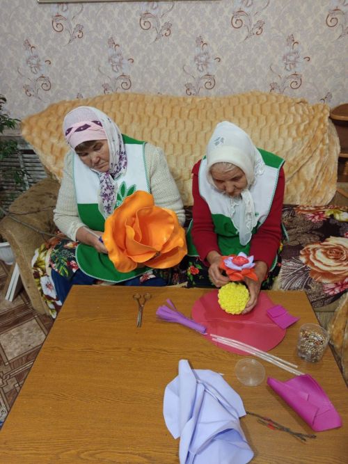 В Урняке расцвели цветы из фоамирана