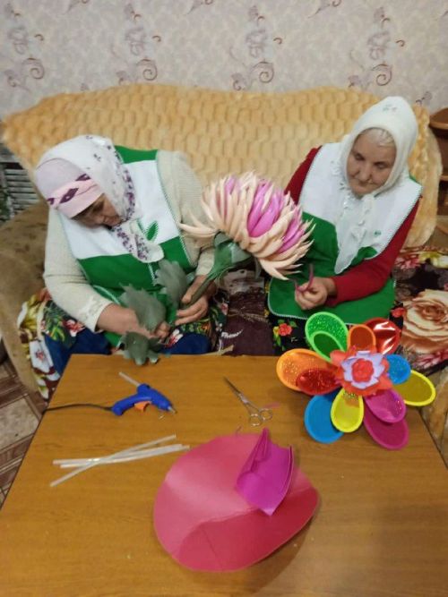 В Урняке расцвели цветы из фоамирана