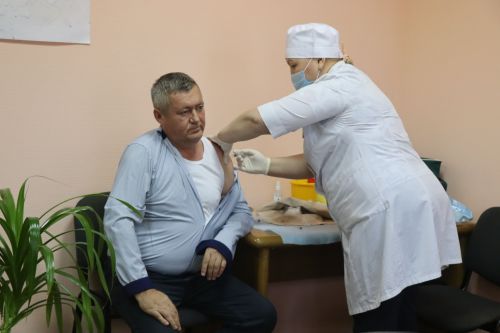 Глава Нурлатского района показал пример подчиненным и поставил прививку против гриппа