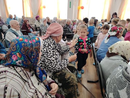 Дети «Камыр Батыра» подарили тепло одиноким сердцам