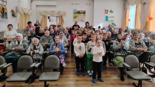 Дети «Камыр Батыра» подарили тепло одиноким сердцам