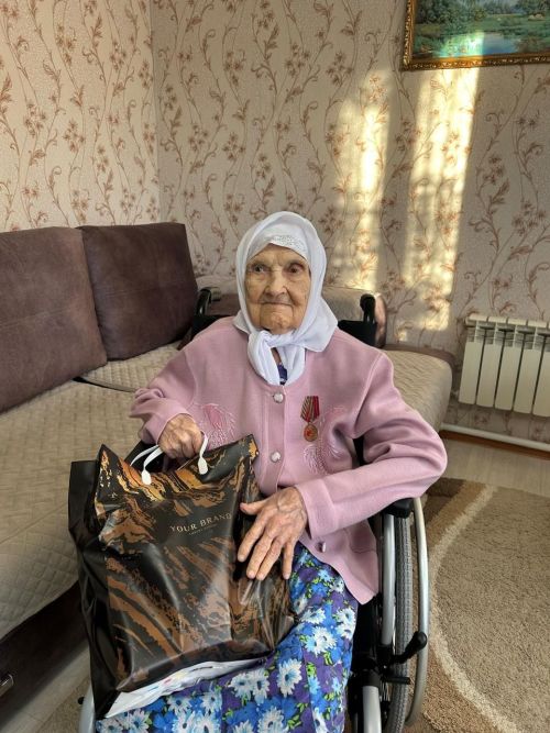 Столетней учительнице из Нурлатского района вручили праздничный набор в честь Дня пожилого человека