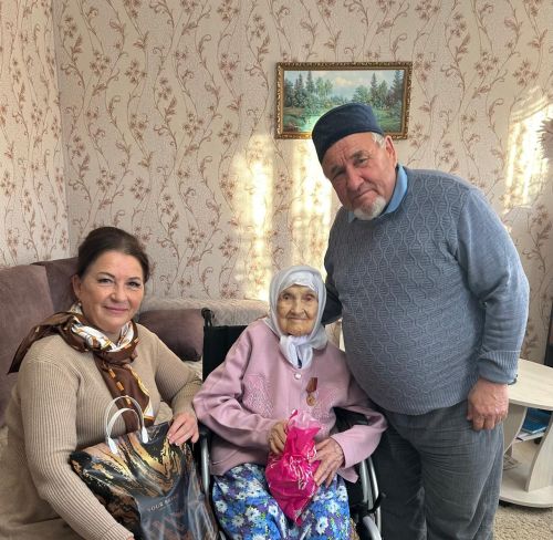 Столетней учительнице из Нурлатского района вручили праздничный набор в честь Дня пожилого человека