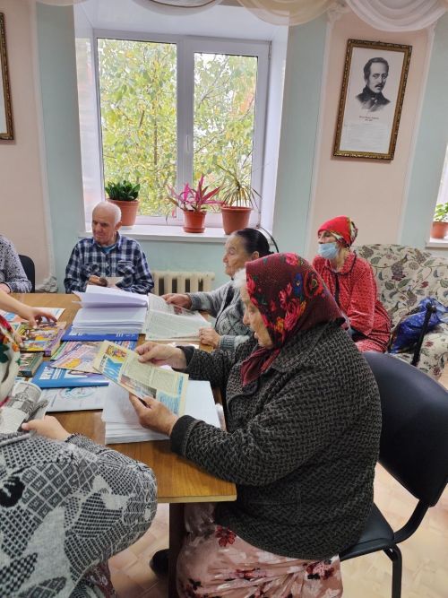 «Библио-караван» спешит дарить радость пожилым