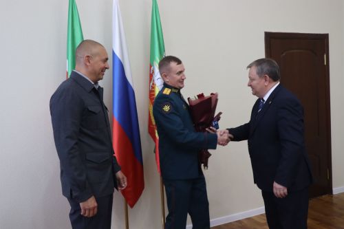 В Нурлате бойцу СВО вручили партбилет, а волонтера наградили медалью