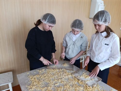 «Осенняя неделя добра»: учащиеся Егоркинской школы помогают группе «Вкусняшки для Победы»