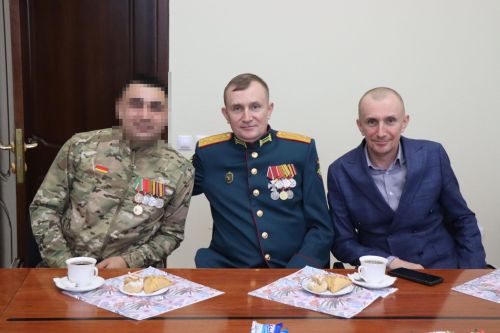 В Нурлате бойцу СВО вручили партбилет, а волонтера наградили медалью