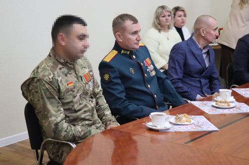 В Нурлате бойцу СВО вручили партбилет, а волонтера наградили медалью