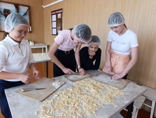 «Осенняя неделя добра»: учащиеся Егоркинской школы помогают группе «Вкусняшки для Победы»