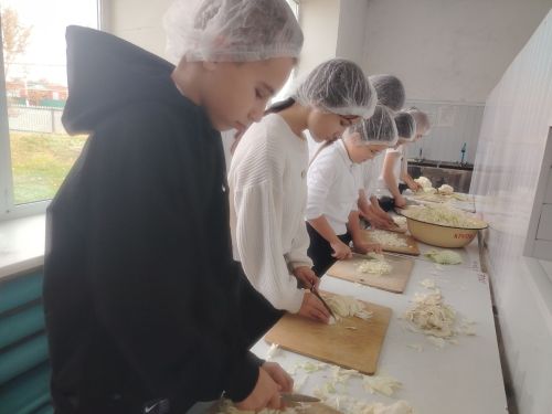 «Осенняя неделя добра»: учащиеся Егоркинской школы помогают группе «Вкусняшки для Победы»