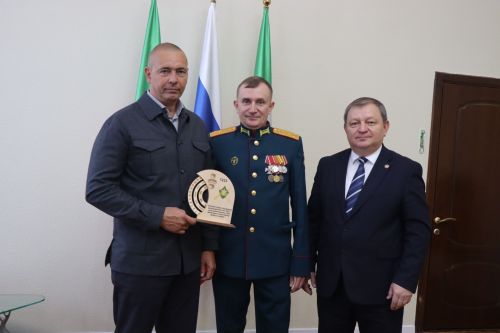 В Нурлате бойцу СВО вручили партбилет, а волонтера наградили медалью