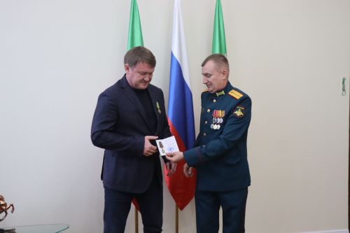 В Нурлате бойцу СВО вручили партбилет, а волонтера наградили медалью