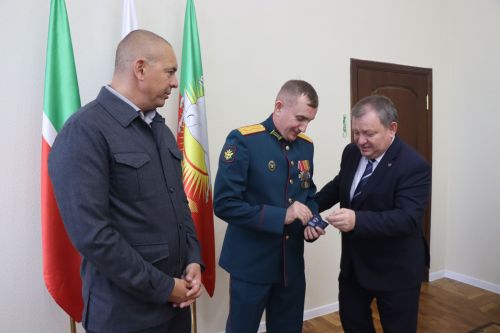 В Нурлате бойцу СВО вручили партбилет, а волонтера наградили медалью