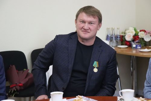 В Нурлате бойцу СВО вручили партбилет, а волонтера наградили медалью