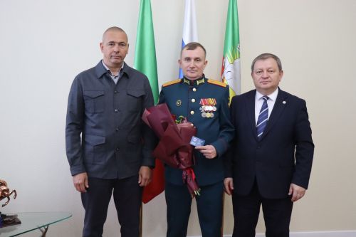 В Нурлате бойцу СВО вручили партбилет, а волонтера наградили медалью