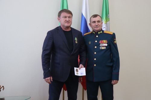 В Нурлате бойцу СВО вручили партбилет, а волонтера наградили медалью