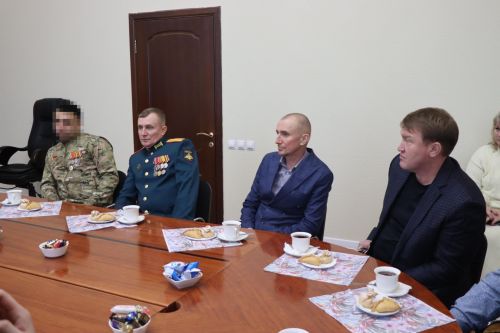 В Нурлате бойцу СВО вручили партбилет, а волонтера наградили медалью
