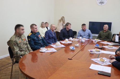 В Нурлате бойцу СВО вручили партбилет, а волонтера наградили медалью