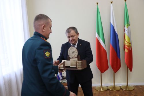 В Нурлате бойцу СВО вручили партбилет, а волонтера наградили медалью