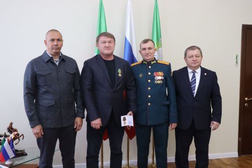 В Нурлате бойцу СВО вручили партбилет, а волонтера наградили медалью