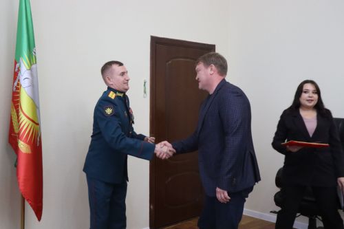 В Нурлате бойцу СВО вручили партбилет, а волонтера наградили медалью