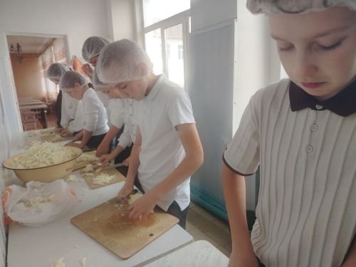 «Осенняя неделя добра»: учащиеся Егоркинской школы помогают группе «Вкусняшки для Победы»