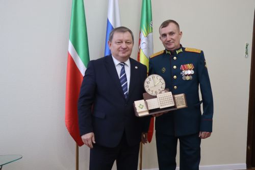 В Нурлате бойцу СВО вручили партбилет, а волонтера наградили медалью