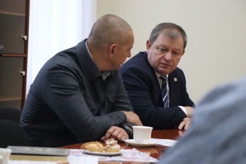 В Нурлате бойцу СВО вручили партбилет, а волонтера наградили медалью