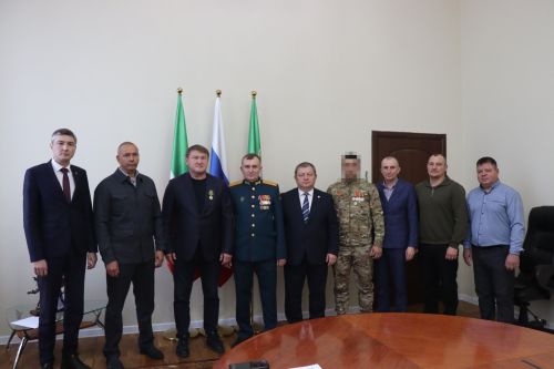 В Нурлате бойцу СВО вручили партбилет, а волонтера наградили медалью