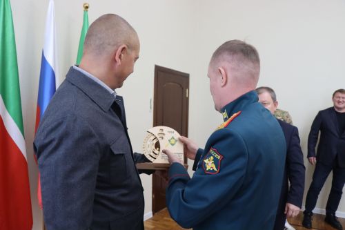 В Нурлате бойцу СВО вручили партбилет, а волонтера наградили медалью