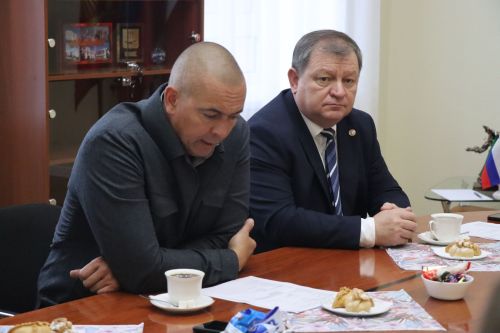 В Нурлате бойцу СВО вручили партбилет, а волонтера наградили медалью