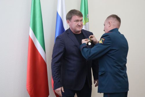 В Нурлате бойцу СВО вручили партбилет, а волонтера наградили медалью