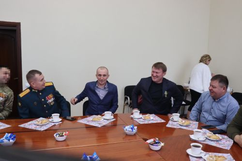 В Нурлате бойцу СВО вручили партбилет, а волонтера наградили медалью