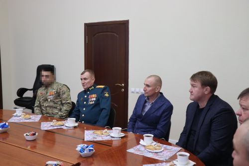 В Нурлате бойцу СВО вручили партбилет, а волонтера наградили медалью