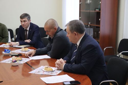 В Нурлате бойцу СВО вручили партбилет, а волонтера наградили медалью